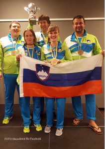 Slovenska showdown reprezentanca z medaljami: trener Gregor Habjan, tekmovalci Denis Repa, Sanja Kos , Tanja Oranič in Peter Zidar, ki v roki dviguje pokal za svetovnega prvaka
