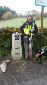 Martin Močnik in pes vodnik Biba na poti Camino de Santiago