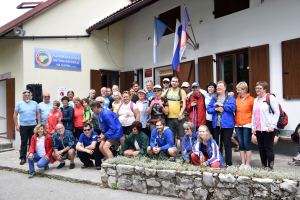 "Gasilska fotografija" pred kočo Antona Bavčerja na Čavnu