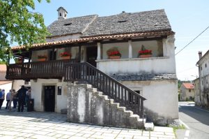 Muzej deluje v Škrateljnovi domačiji v Divači
