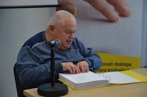 branje knjige Primoža Suhadolčana v brajici