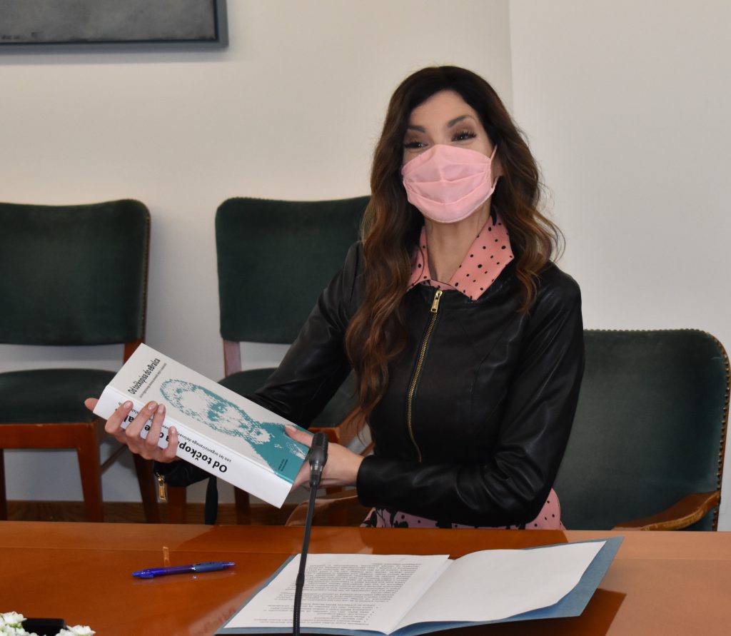 Poslanka Eva Irgl s knjigo od točkopisa do eBralca