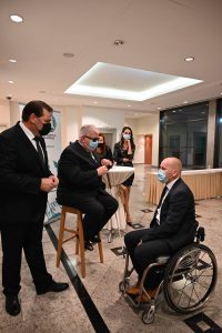 Tajnik Štefan Kušar in predsednik Matej Žnuderl sprejemata goste