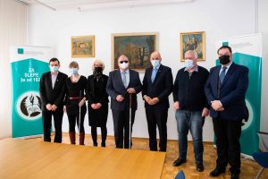Na fotografiji so od leve proti desni: Igor Miljavec (podpredsednik ZDSSS), Sanja Kos (predsednica MDSS Celje), Polona Car (vodja programov pri ZDSSS), Matej Žnuderl (predsednik ZDSSS), Janez Janša (predsednik vlade RS), Emil Muri (predsednik MDSS Kranj) in Štefan Kušar (tajnik ZDSSS)