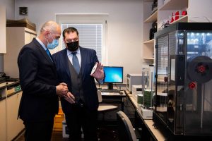 Tajnik Zdsss prikazuje prodkucijo zvočnega časopisa predsedniku vlade RS