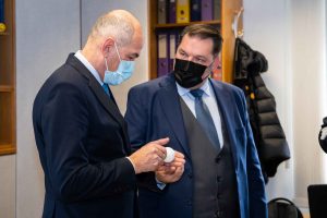Tajnik Zdsss, Štefan Kušar predstavlja posebne socilane programe predseniku vlade Janezu Janši