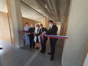 Minister Poklukar z generalnim direktorjem Kliničnega centra Ljubljana slavnostno reže trak v družbi predstojnice prof. dr. Globočnik