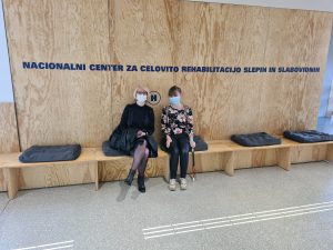 – Polona Car in Sanja Kos pod uradnim napisom Nacionalni center za rehabilitacijo slepih in slabovidnih