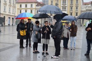 Mila Vučko igra na flavto na otvoritvi razstave Ustvarjalci sprememb