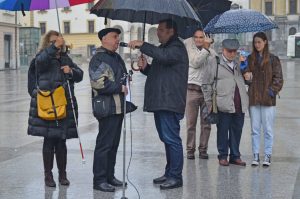 Valter Čučkovič bere svoje aforizme na otvoritvi razstave Ustvarjalci sprememb