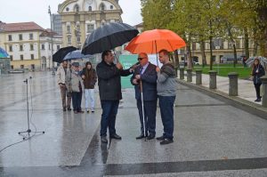 Predsednik Zdsss Matej Žnuderl ima govor na otvoritvi razstave