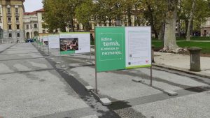 Fotografija postavljene razstave na Kongresnem trgu