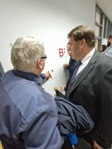 Predsednik in tajnik potipata izbočene pike brajice iz 3d tiskalnika