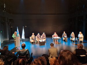 Na odru sedijo govorniki socialnega kluba, predsednica Soc. zbornice Breda Božnik nagovori občinstvo