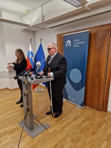 Na sliki je predsednik ZDSSS Matej Žnuderl, ob njem je tolmačka slovenskega znakovnega jezika