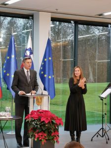 Na sliki je predsednik Borut Pahor, ob njem tolmačka slovenskega znakovnega jezika