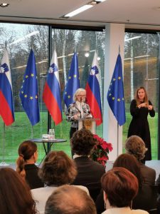 Na sliki je podpredsednica sveta invalidov, Lea Kovač, ob njej pa tolmačka slovenskega znakovnega jezika