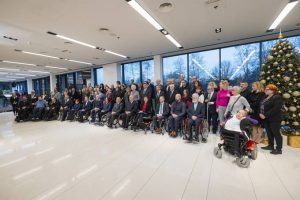 skupinska slika predstavnikov države, vlade in invalidskih organizacij